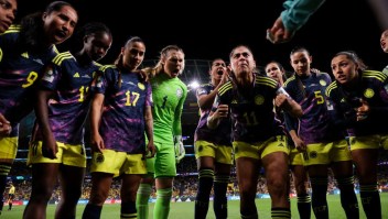 Jugadoras de Colombia se dan aliento antes del partido contra Alemania, durante el Mundial de Fútbol Femenino en Sydney, Australia, el 30 de ejulio de 2023. (Crédito: Zhizhao Wu/Getty Images )