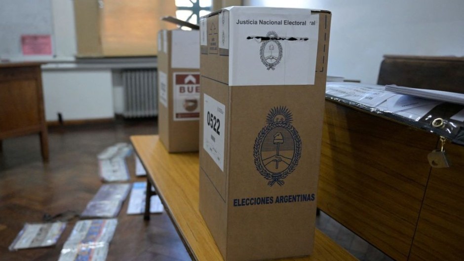Una urna de las elecciones PASO en Argentina, este domingo 13 de agosto de 2023 (JUAN MABROMATA / AFP)