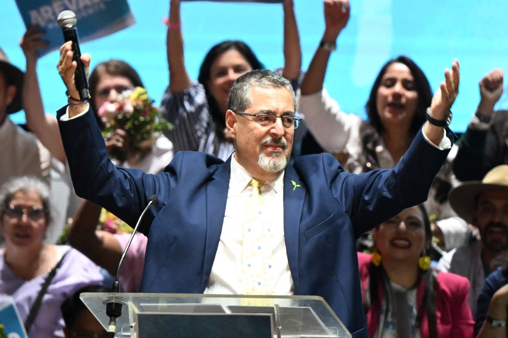 Tribunal Supremo Electoral de Guatemala oficializa el triunfo de Bernardo Arévalo. (Foto: LUIS ACOSTA/AFP via Getty Images)
