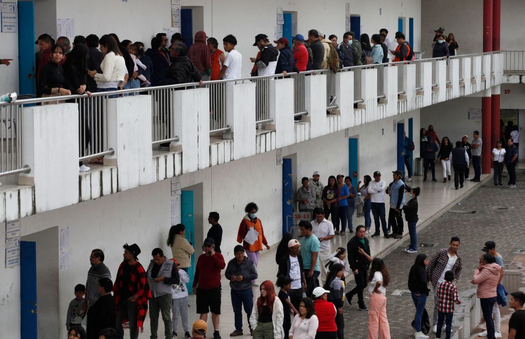 Varias personas hacen cola para votar en un colegio electoral de Quito durante las elecciones del 20 de agosto de 2023. (Crédito: Galo Paguay/AFP vía Getty Images)