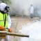 Un trabajador municipal fumigando contra el aumento de casos de dengue en Guatemala. (Crédito: JOHAN ORDONEZ/AFP via Getty Images)