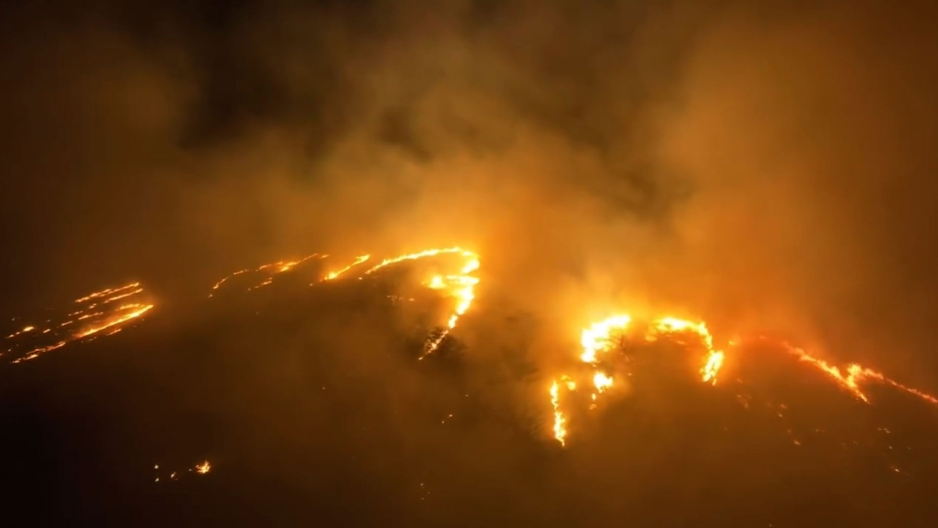 Clint Hansen tomó un video de drone a las 11:30 pm el 8 de agosto que muestra los incendios forestales se extienden a través de justo al norte de Kihei. Clint Hansen/Radio Inmobiliaria de Maui
