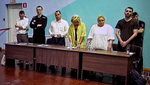 Una pantalla muestra al opositor ruso ya encarcelado Alexei Navalny, segundo por la izquierda, mientras escucha su veredicto por una serie de cargos de extremismo en la colonia penal IK-6, una prisión de máxima seguridad situada a unos 250 kilómetros (155 millas) en la región rusa de Vladimir, el 4 de agosto. Alexander Nemenov/AFP/Getty Images