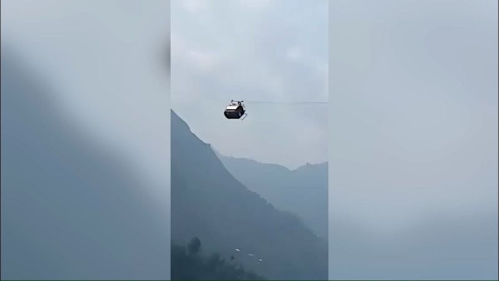 Six children and two adults are still trapped at an altitude of more than 270 meters after a cable car broke down in Pakistan.