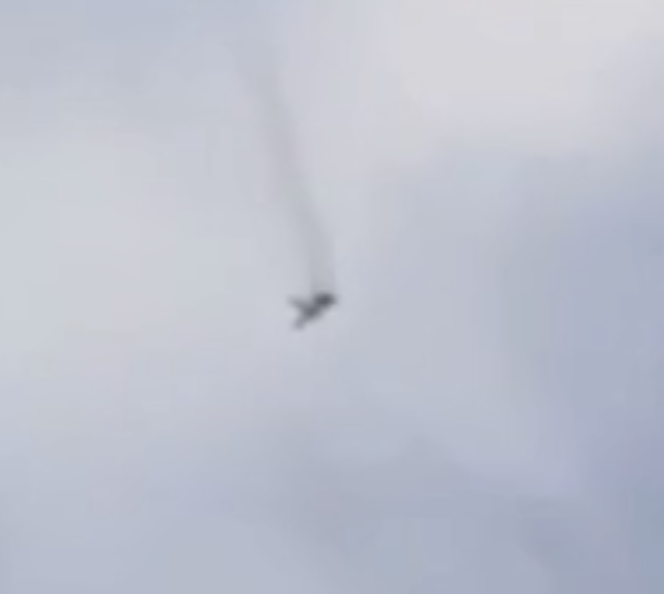 Imagen del avión cayendo. La aeronave tiene el perfil de la registrada a nombre de Prigozhin. (Cortesía: RIA Novosti)