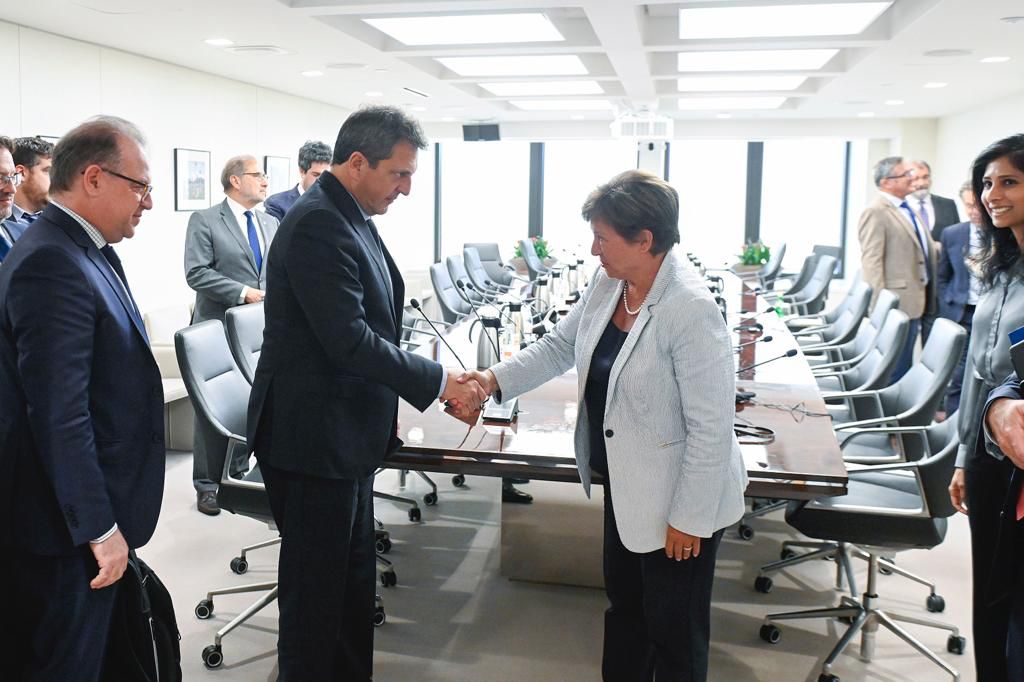 El ministro de Economía de Argentina, Sergio Massa, y la directora del FMI, Kristalina Georgieva.