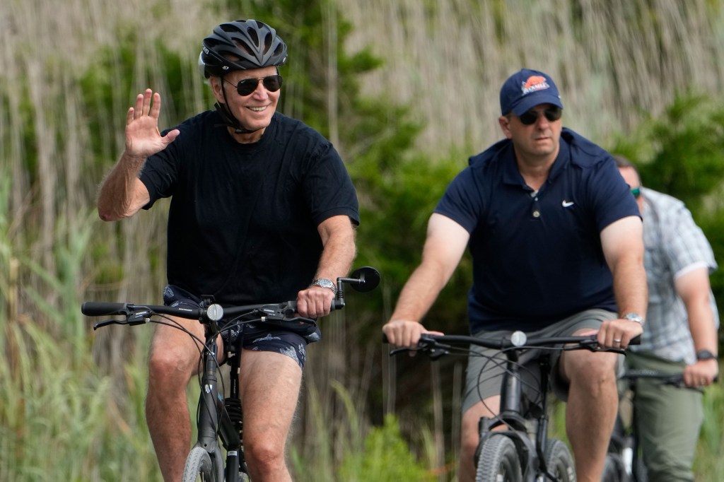 El presidente Joe Biden pasea en bicicleta en Gordons Pond en Rehoboth Beach, Delaware, este jueves. (Foto: Manuel Balce Ceneta/AP)