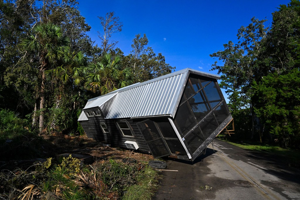Una casa móvil desplazada en medio de una carretera en Steinhatchee, Florida, el 30 de agosto. (Foto: Chandan Khanna/AFP/Getty Images)