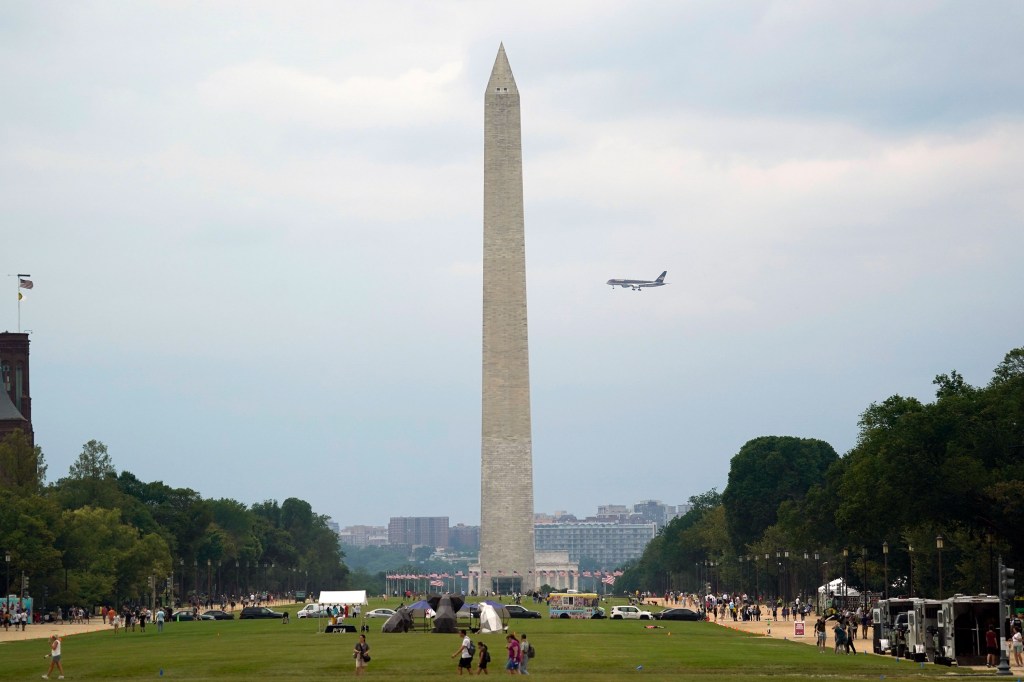 El avión del expresidente Donald Trump vuela detrás del Monumento a Washington mientras hace su aproximación final al Aeropuerto Nacional Reagan este jueves. (Foto: Jess Rapfogel/AP)