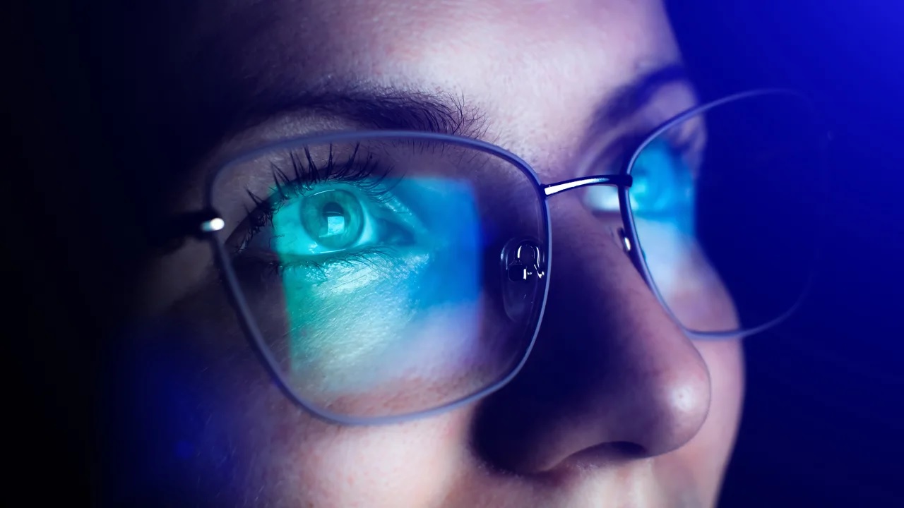 Gafas que filtran la luz azul: sin evidencias de su eficacia, según un  análisis