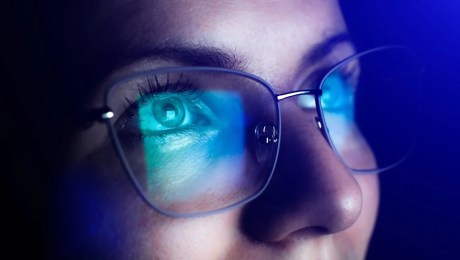 Los lentes con filtro para la luz azul no ayudan a proteger los ojos, según  un estudio