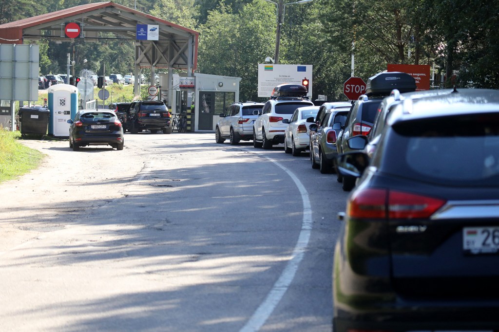 Automovilistas hacen fila en el paso fronterizo de Šumskas, entre Lituania y Belarús, el 12 de agosto. (Foto: Petras Malukas/AFP/Getty Images)