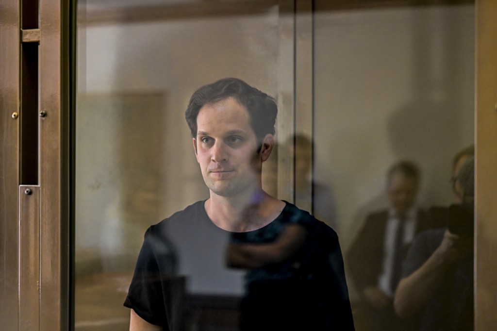 El periodista del Wall Street Journal Evan Gershkovich comparece ante el tribunal de Moscú el 22 de junio. (Foto: Sefa Karacan/Anadolu Agency/Getty Images)