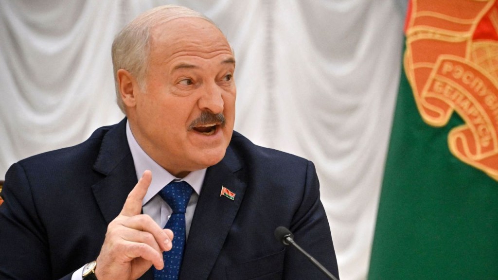 El presidente de Belarús, Alexander Lukashenko, habla mientras se reúne con medios extranjeros en su residencia, el Palacio de la Independencia, en la capital Minsk, el 6 de julio de 2023. (Foto: Alexander Nemenov/AFP/Getty Images)