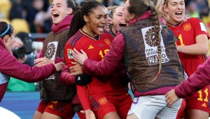 La española Salma Paralluelo celebra con sus compañeras tras marcar el segundo gol de su equipo durante el partido contra Países en Wellington, Nueva Zelandia, el 11 de agosto. (Crédito: Maja Hitij /FIFA/Getty Images)