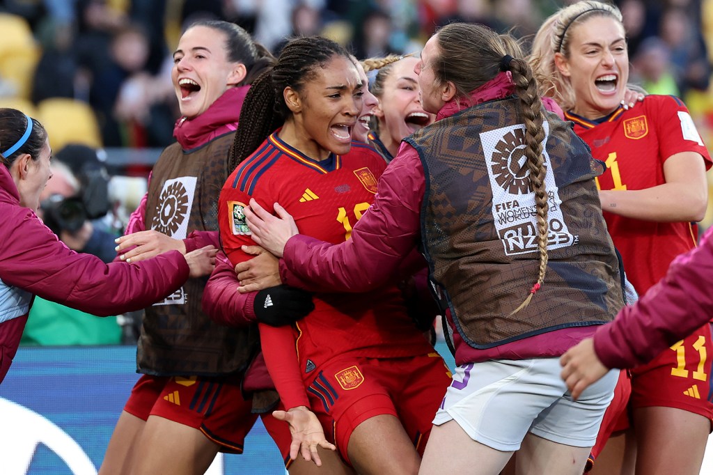 La española Salma Paralluelo celebra con sus compañeras tras marcar el segundo gol de su equipo durante el partido contra Países en Wellington, Nueva Zelandia, el 11 de agosto. (Crédito: Maja Hitij /FIFA/Getty Images)