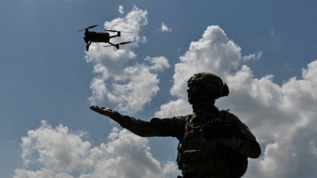 Un militar ucraniano lanza un dron cerca de una línea del frente en la región ucraniana de Zaporiyia el 4 de agosto. (Foto: Stringer/Reuters/Archivo)