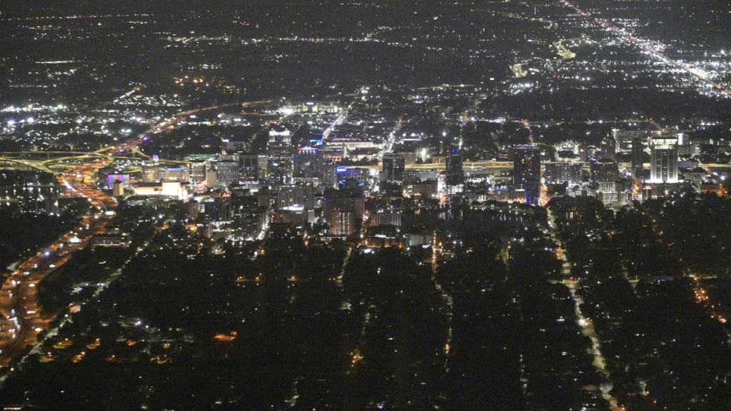 Una perspectiva aérea del paisaje nocturno del centro de la ciudad el 20 de julio de 2023, en Orlando, Florida. (Foto: Phelan M. Ebenhack/AP)