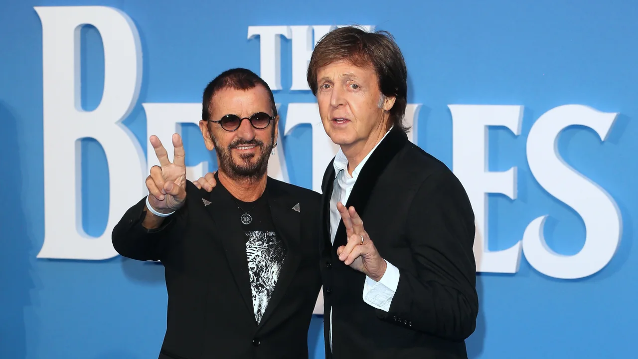 Ringo Starr y Paul McCartney en el estreno en Londres de "The Beatles: Eight Days A Week - The Touring Years" en 2016. (Fred Duval/FilmMagic/Getty Images)
