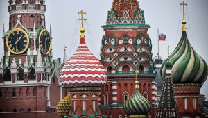 La torre Spasskaya del Kremlin y la catedral de San Basilio en el centro de Moscú, el 13 de julio de 2023. (Crédito: Alexander NEMENOV / AFP)