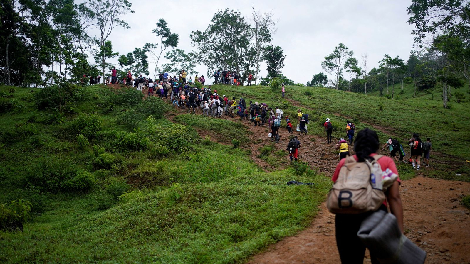 Un grupo de migrantes camina por el lado colombiano del Tapón del Darién mientras continúan su viaje hacia la frontera con Estados Unidos el 9 de julio de 2023. (Adri Salido/Reuters)