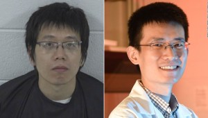 Tailei Qi, a la izquierda, está acusado de matar a tiros al profesor titular de la UNC, Zijie Yan.