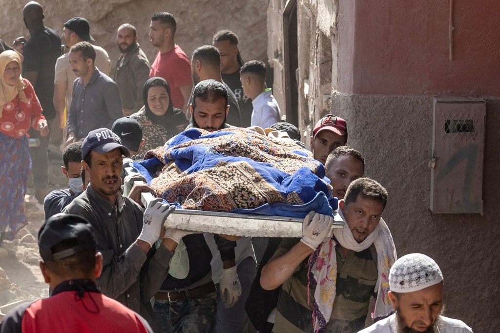 Personas cargan los restos de una víctima del terremoto en Imi N'Tala, Marruecos, este domingo. (Foto: Fadel Senna/AFP vía Getty Images)