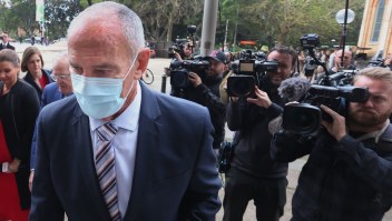 Chris Dawson y su equipo llegan al Tribunal Supremo de Nueva Gales del Sur el 30 de agosto de 2022 en Sídney, Australia. (Crédito: Lisa Maree Williams/Getty Images/FI)