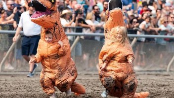 Carrera de dos niñas vestidas como T-Rex se hace viral