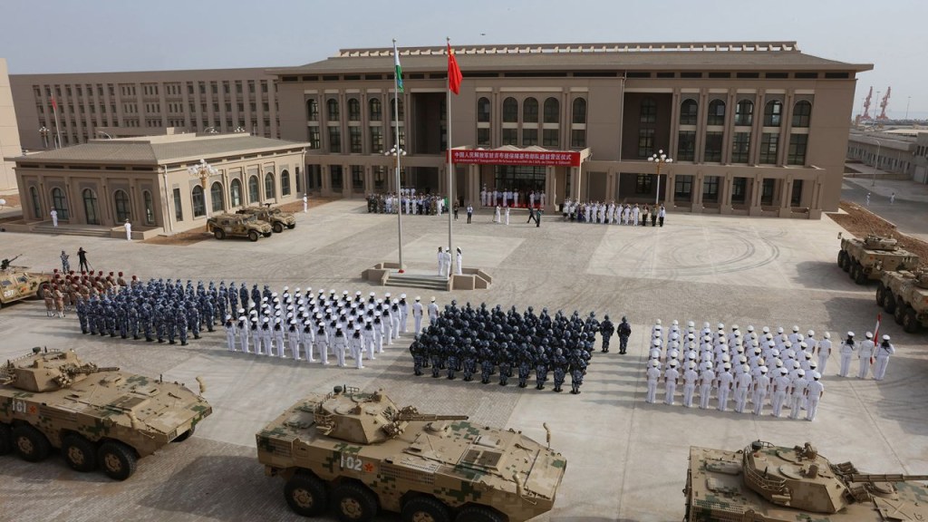 Esta foto tomada el 1 de agosto de 2017 muestra a personal del Ejército Popular de Liberación chino asistiendo a la ceremonia de inauguración de la nueva base militar de China en Yibuti.(Crédito: AFP/Getty Images)