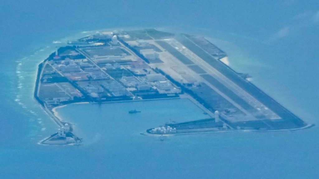 Estructuras y edificios chinos en la isla artificial de Mischief Reef, en el grupo de islas Spratlys, en el mar de China Meridional, el domingo 20 de marzo de 2022.(Crédito: Aaron Favila/AP)