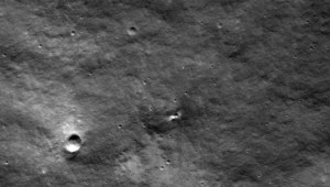 El Orbitador de Reconocimiento Lunar de la NASA captó una imagen de un cráter lunar reciente, que se ve en el centro de esta imagen, el 24 de agosto. (Crédito: Centro Goddard de Vuelos Espaciales de la NASA/Universidad Estatal de Arizona)