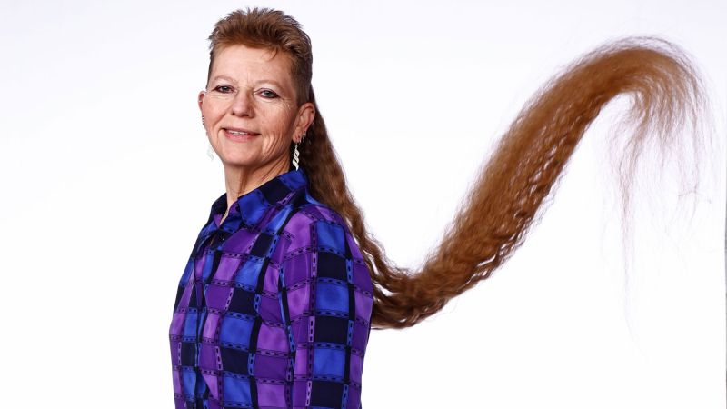 An American breaks the record for the longest ponytail in the world