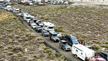 Asistentes al Burning Man quedan varados al intentar salir del sitio del festival