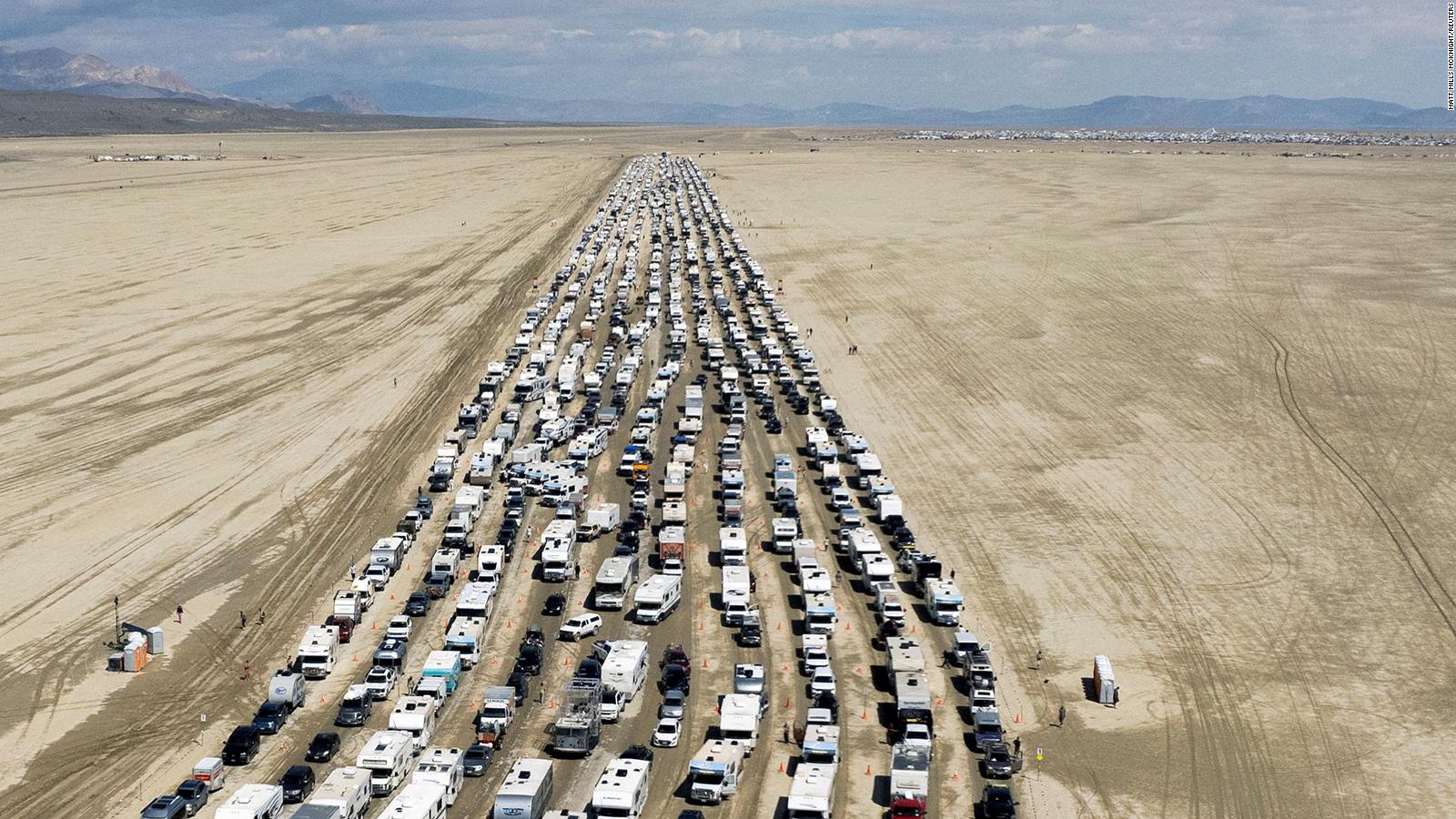 Mira la larga fila de vehículos para salir del festival Burning Man Video
