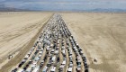 Mira la larga fila de vehículos para salir del festival Burning Man