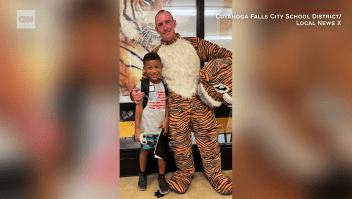 Un soldado se viste de mascota para sorprender a su hijo en clase