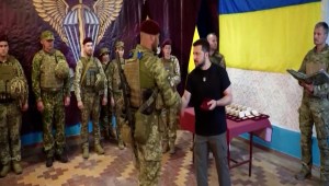 Mira a Zelensky visitando a sus soldados en Zaporiyia