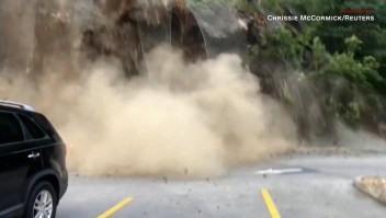El dramático momento en el que se derrumba una pared de roca en un estacionamiento