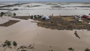 Una carretera partida por la mitad en Grecia por las inundaciones
