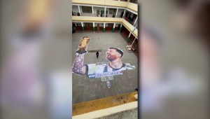 Estudiantes usan tapas de botellas recicladas para hacer mural de Messi