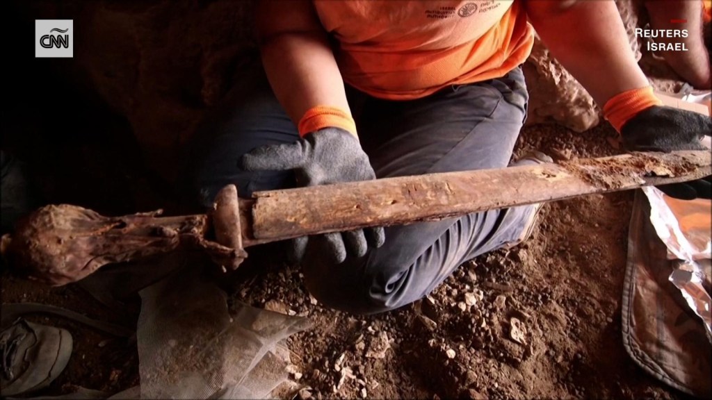 Arqueólogos hallan espadas romanas en cueva de Israel