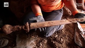 Arqueólogos hallan espadas romanas en cueva de Israel