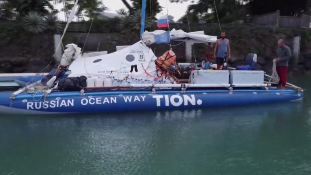 Tiburones atacan a un bote en Australia y las autoridades rescatan a 3 marineros