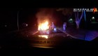 Rescatan a un hombre atrapado en un auto en llamas