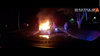 Rescatan a un hombre atrapado en un auto en llamas