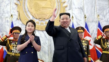 Kim Jong Un y su hija asisten a un desfile con motivo del 75 aniversario de la fundación de Corea del Norte el 9 de septiembre de 2023. (Crédito: KCNA/Reuters)