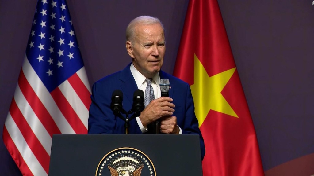 Así fue interrumpida la rueda de prensa de Biden en Vietnam