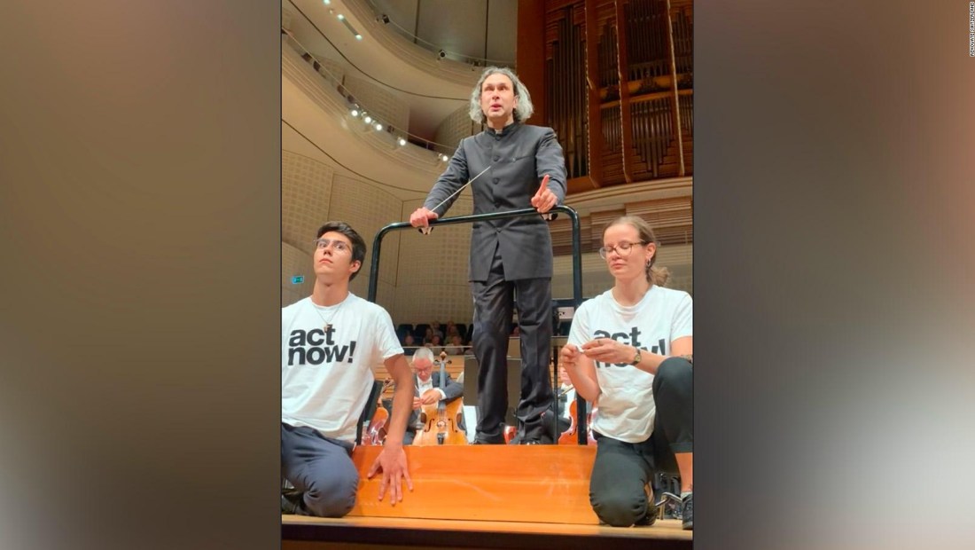 Mira a un director de orquesta negociar con los activistas climáticos