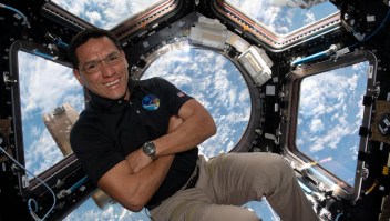 Astronauta estadounidense de origen salvadoreño rompe récord espacial